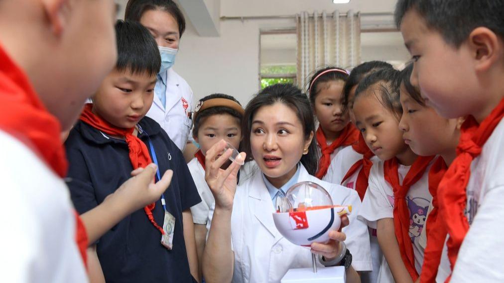 中国人民的好朋友为了友谊跨越山海