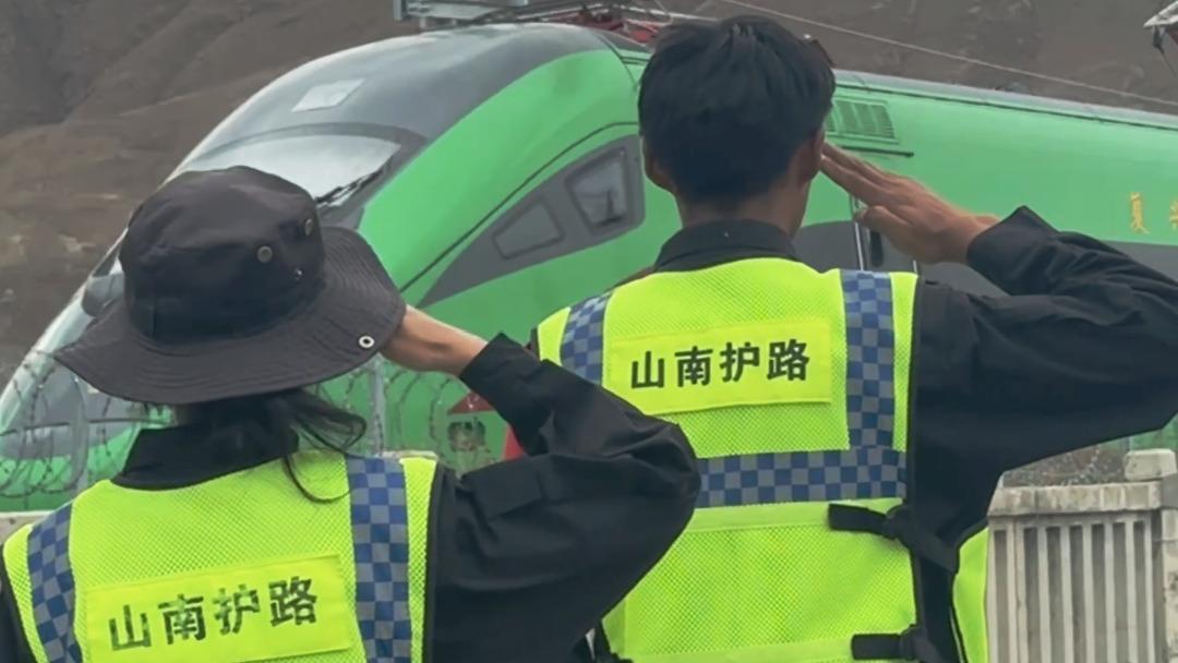 朴灿烈模仿向佐摸鼻梁动作