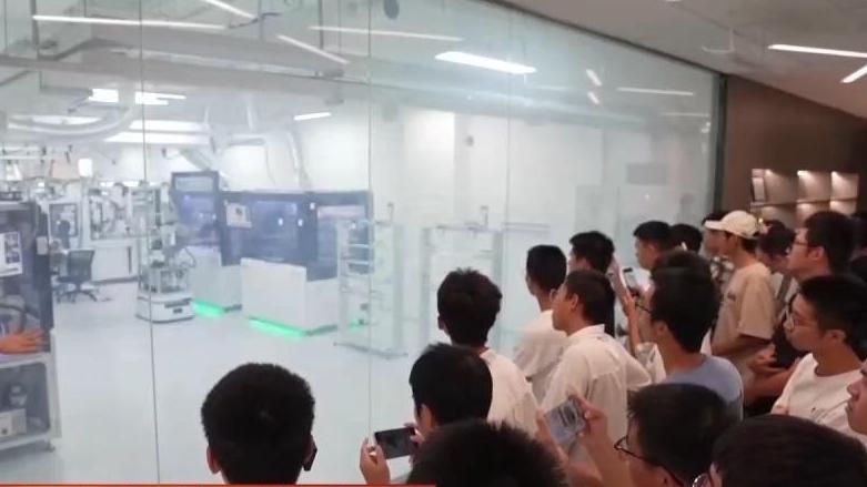 书法挥毫：跨海情缘的墨韵