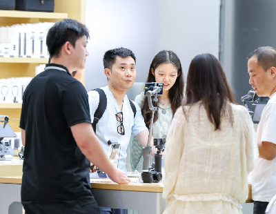 女子花元找男大学生陪爬泰山